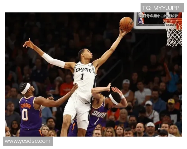 文班亚马三分线外假动作晃飞防守人从容出手命中展现超强进攻天赋